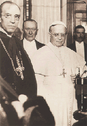 Pius XI. (vpravo) a Guglielmo Marconi (uprostred)